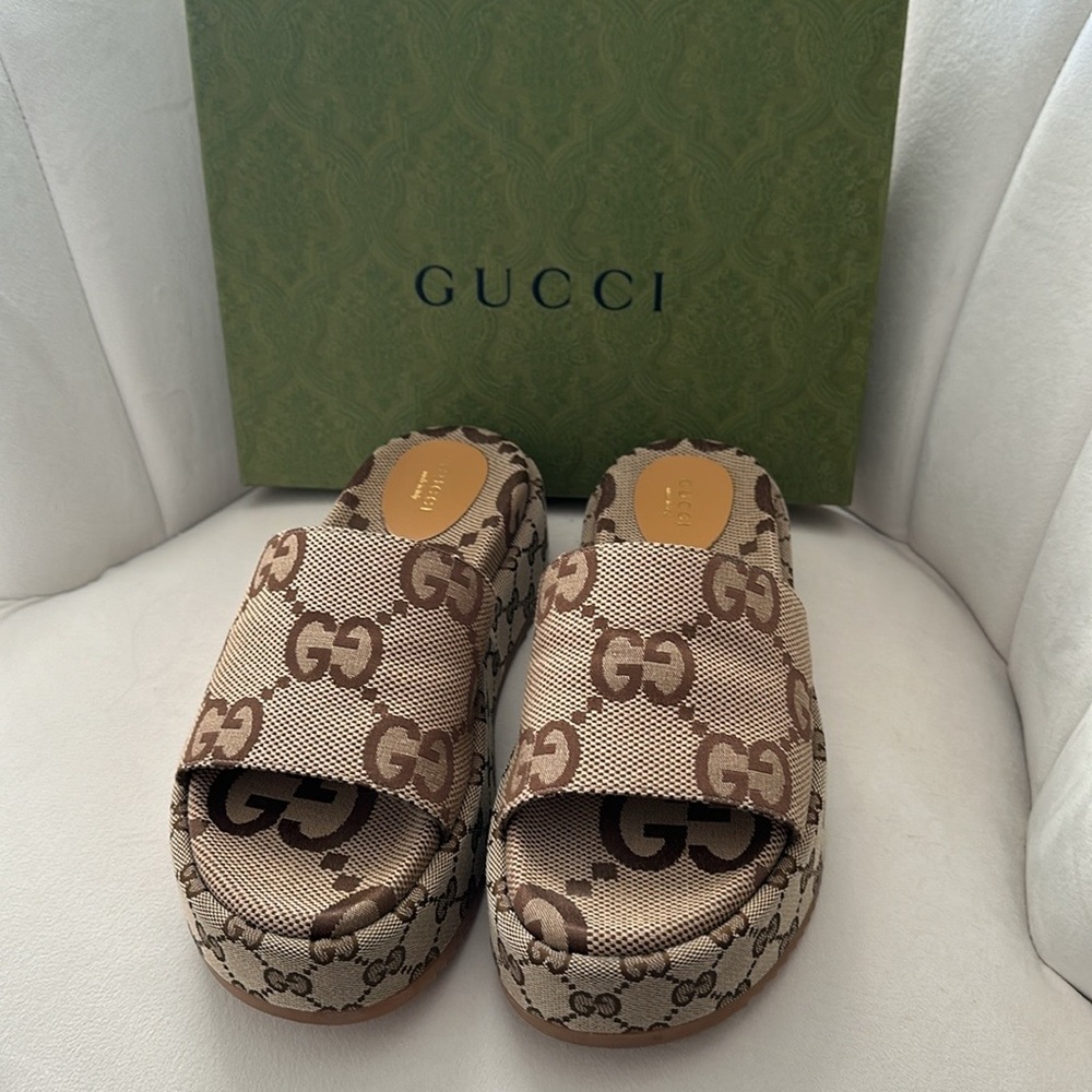 Authentic Gucci WOMEN'S PLATFORM SLIDE SANDAL in camel and ebony maxi GG canvas.